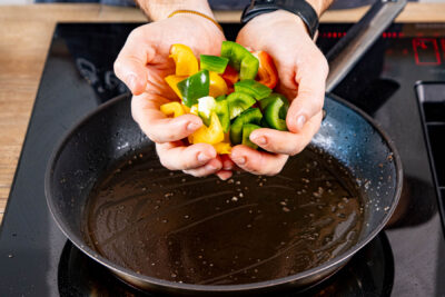 gewürfelte Paprika anbraten