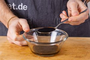 Sojasauce in einer Schüssel geben