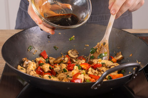 Balsamico-Sojasauce-Mischung in die Pfanne geben