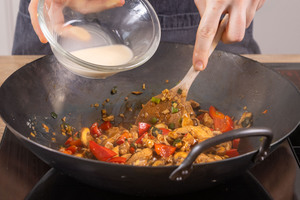 Speisestärke zum Hähnchengeschnetzeltes Teriyaki geben