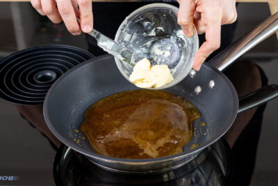 Butter zum karamellisierten Zucker geben