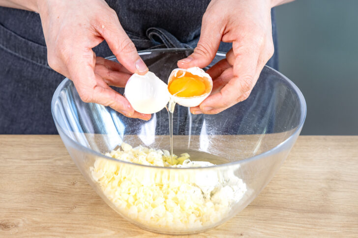 Ei zum Käse schlagen