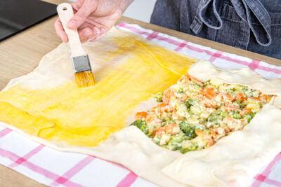 Teigfläche mit Eigelb bestreichen