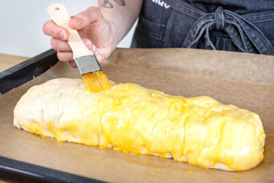 Herzhaften Gemüsestrudel mit Eigelb bepinseln