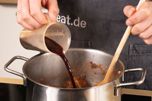 Rotwein zugeben.