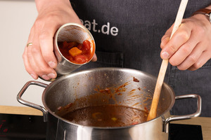 Passierte Tomaten dazugeben.