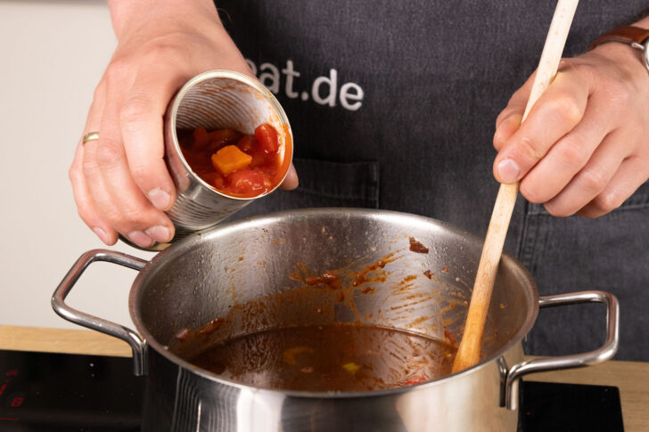 Passierte Tomaten dazugeben.