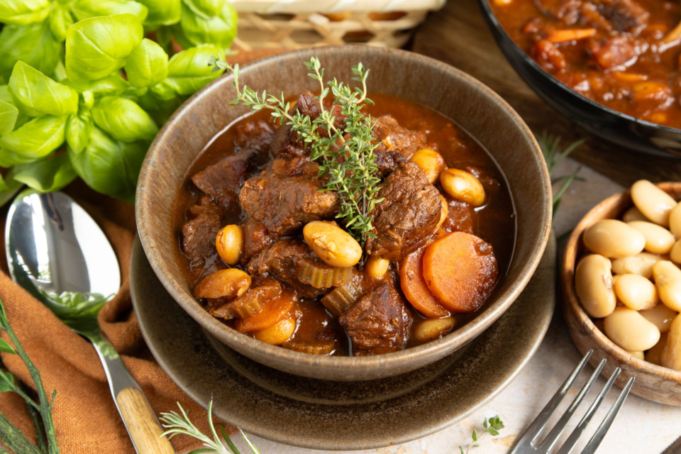 Rotwein bei Gulasch ersetzen: 4 Alternativen