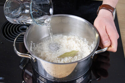Jasminreis mit Wasseraufgießen und mit Gewürzen kochen