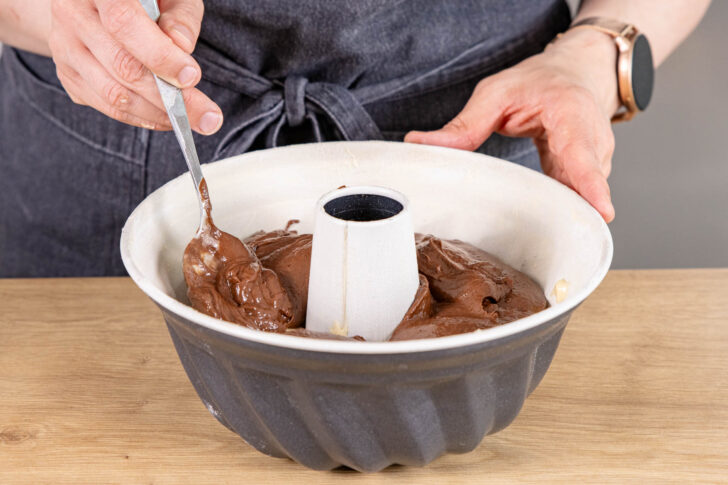 Dunklen Teig in Gugelhupfform füllen