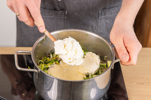 Frischkäse dazugeben