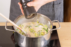Käse-Lauch-Suppe nach Landfrauen-Art würzen