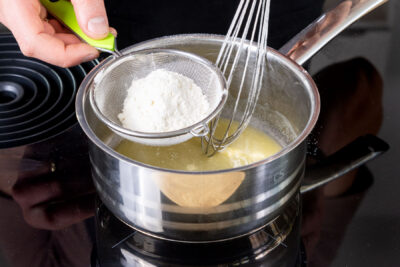Mehl zur geschmolzenen Butter sieben