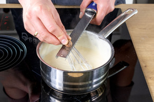 Käsesoße mit Muskatnuss würzen