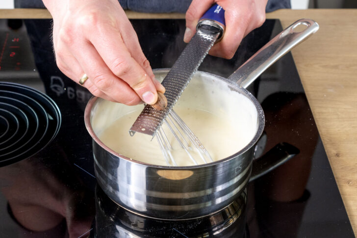 Käsesoße mit Muskatnuss würzen
