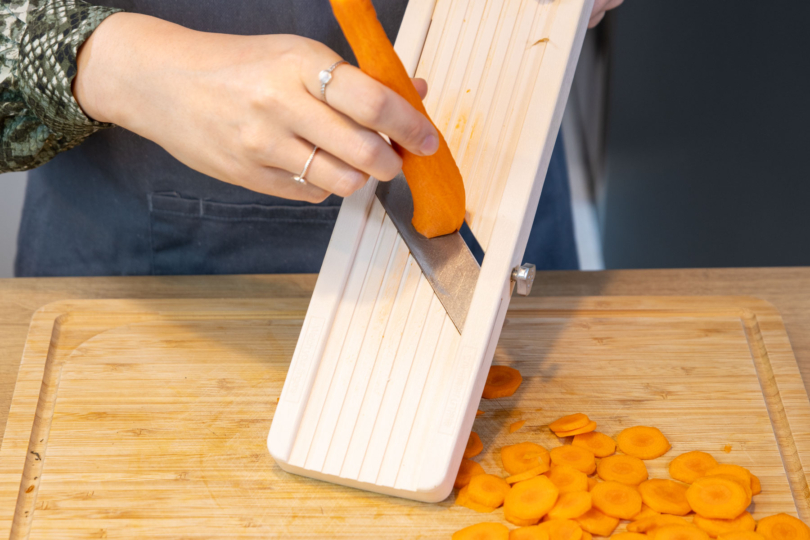 Karotten in Scheiben hobeln