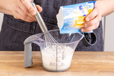 Puddingpulver zur Milch geben