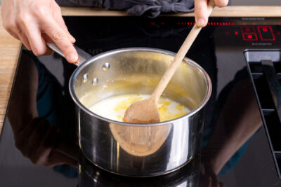Wasser, Milch, Butter, Salz und Zucker im Topf aufkochen