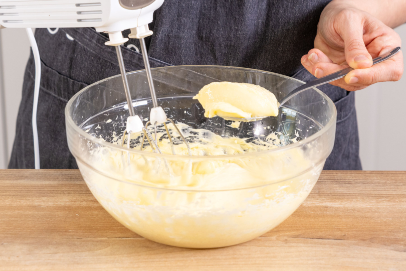 Pudding löffelweise zur aufgeschlagenen Butter geben
