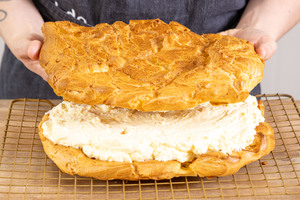 zweiten Brandteig auf die Buttercreme legen