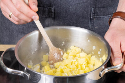 Kartoffel- und Zwiebelwürfel anbraten