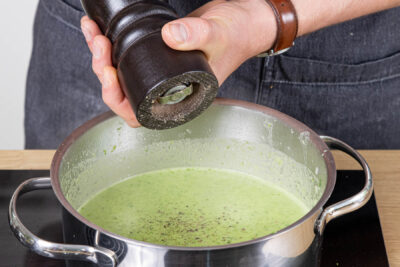 Kartoffel-Bärlauch-Suppe pürieren und abschmecken