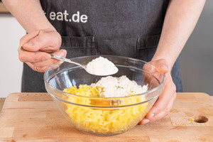 Mehl dazugeben