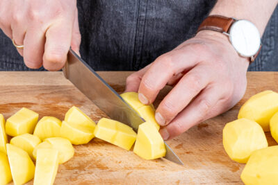 Kartoffeln schälen und in Stücke schneiden