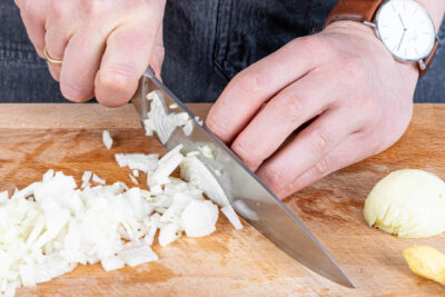 Zwiebeln, Knoblauch und Ingwer fein hacken