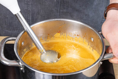 Currysoße pürieren