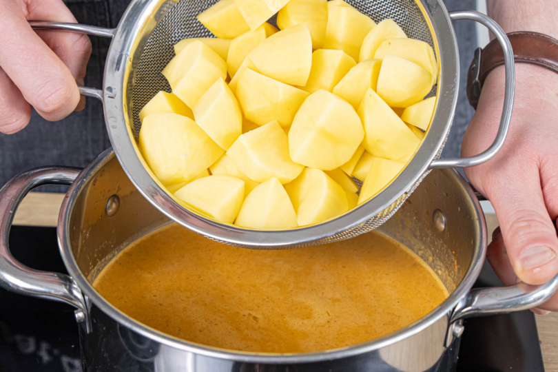 Kartoffeln ins Curry geben und weichkochen