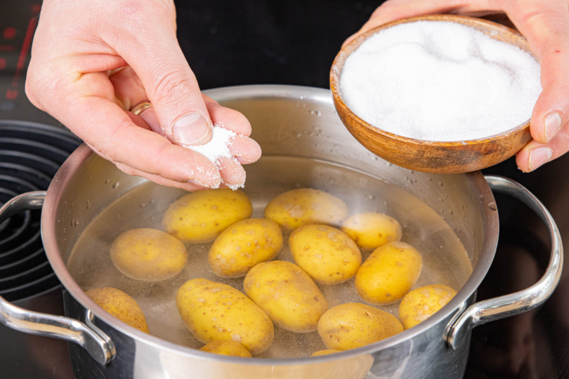 Kartoffeln in Salzwasser vorkochen