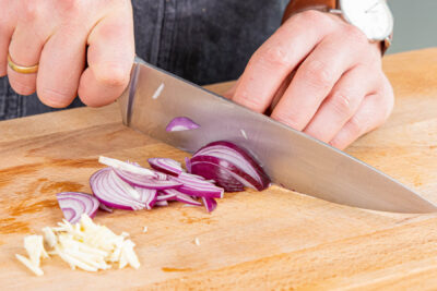 Knoblauch und Zwiebel in feine Streifen schneiden