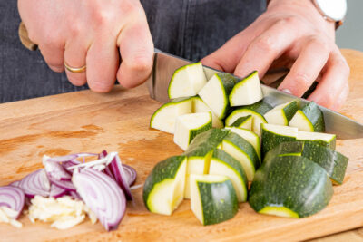 Zucchini und Paprika klein schneiden