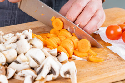 Champignons und Karotten klein schneiden