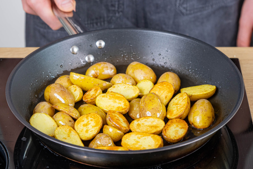 Halbierte Kartoffeln anbraten