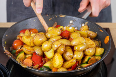 Kartoffeln wieder zur Gemüsepfanne geben