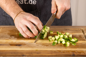 Gurken in Würfel schneiden