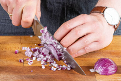 Rote Zeiebl fein hacken