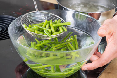 Grüne Bohnen kochen und in Eiswasser abschrecken