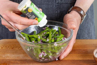 Klassischen grünen Bohnensalat abschmecken