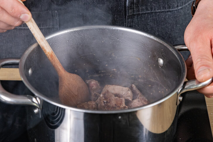 Rehgulasch anbraten