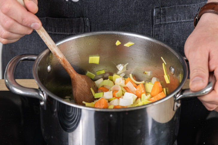Zwiebel, Knoblauch und Suppengrün anbraten