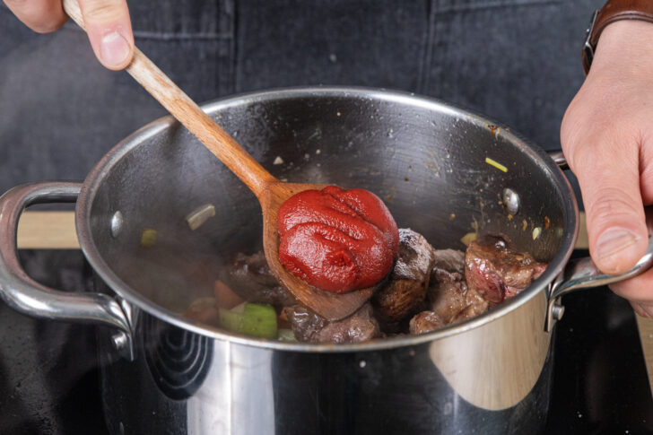 Tomatenmark hinzugeben