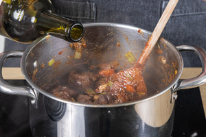 klassisches Rehgulasch mit Rotwein ablöschen