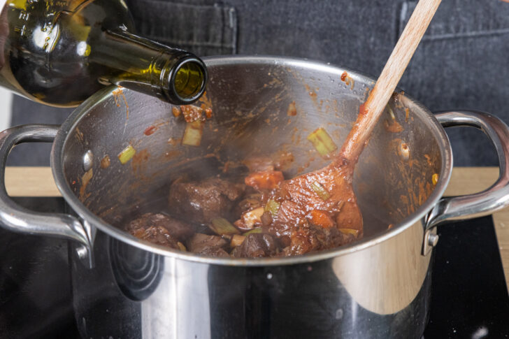 klassisches Rehgulasch mit Rotwein ablöschen