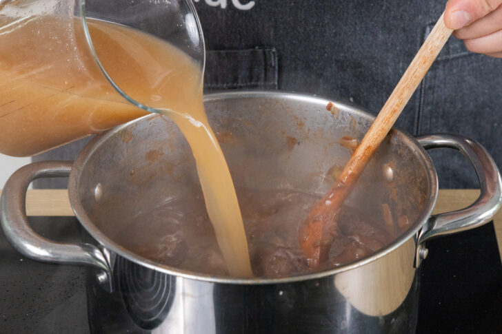 das klassische Rehgulasch mit Wildfond auffüllen