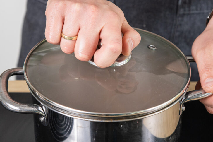 Rehgulasch bei geschlossenem Deckel garen lassen