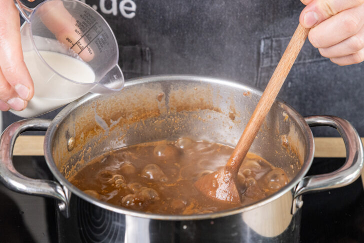 Sahne zum Rehgulasch geben