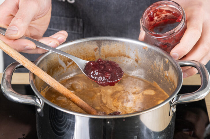 Preiselbeeren zum Rehgulasch geben
